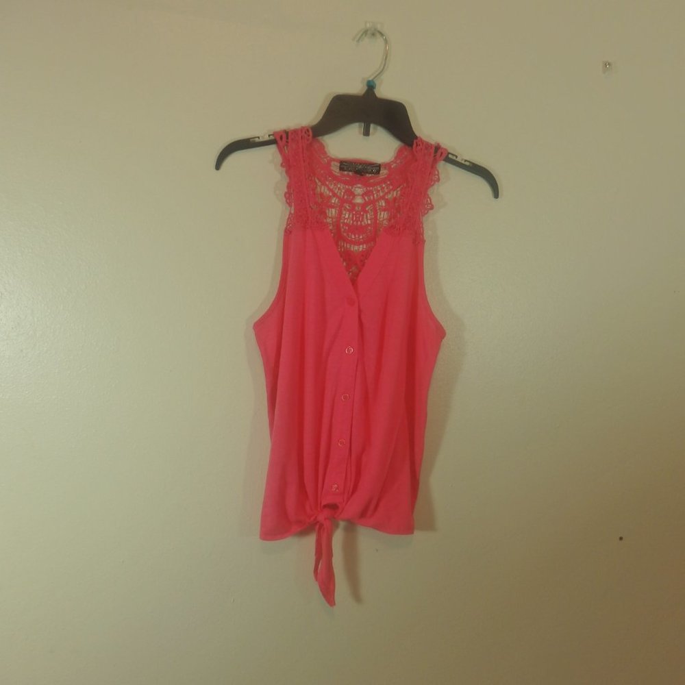 Pink sleeveless shirt that ties in front